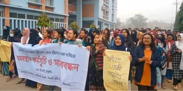 ইন্টার্ন ভাতা বৃদ্ধিতে সিকৃবি শিক্ষার্থীদের বিক্ষোভ
